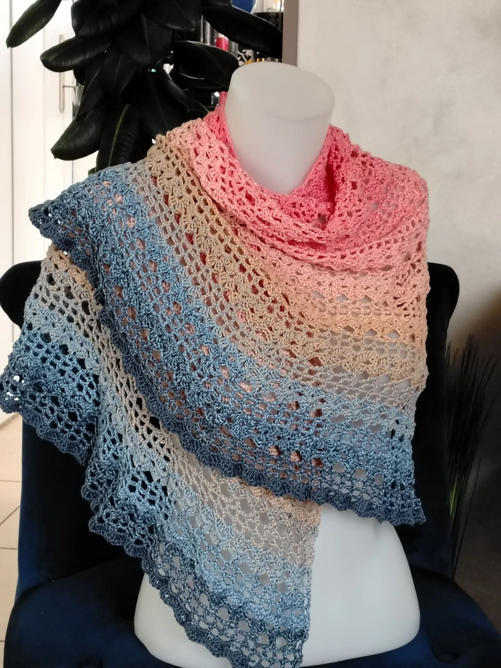 Grand châle demi-lune fait main — Dégradé rose poudré, beige & bleu jeans